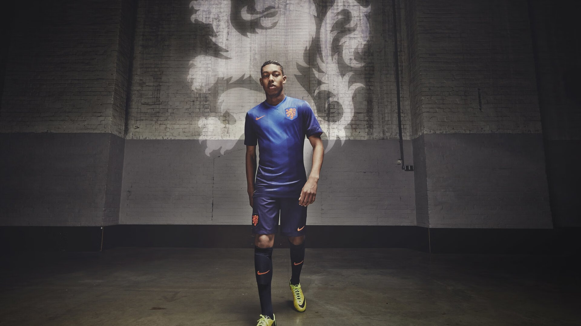 夜间灯光足球超炫表演，点亮城市绿茵夜，足球场夜间照明灯